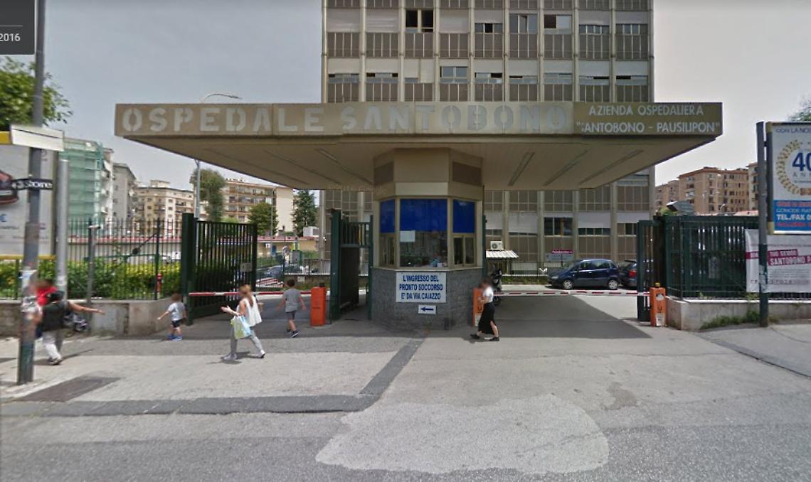 Rischio crollo calcinacci vicino al Santobono, intervengono i vigili del fuoco