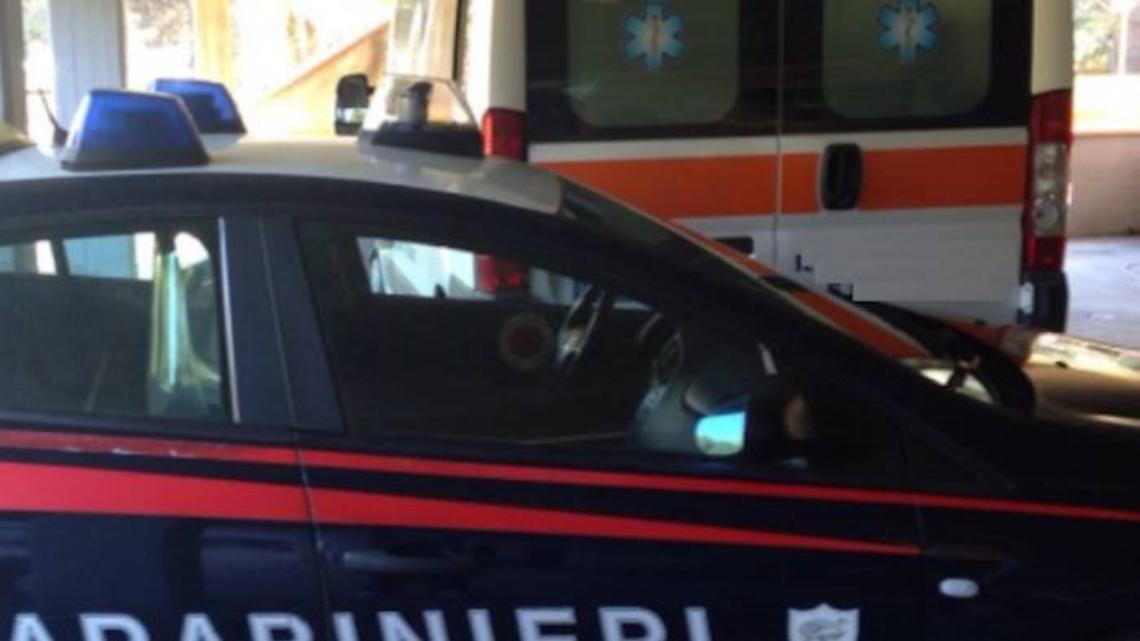Mamma muore in casa per un improvviso malore, le figlie la vegliano per 3 giorni senza chiedere aiuto