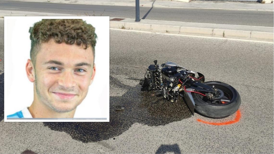 Si schianta con lo scooter contro un palo,  Matteo muore a 18 anni: «Era un brillante calciatore»