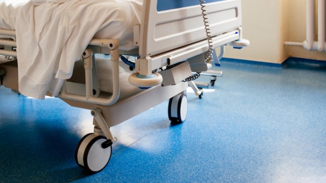 Testate in faccia e calci per avere una barella: l'aggressione all'Ospedale del Mare 