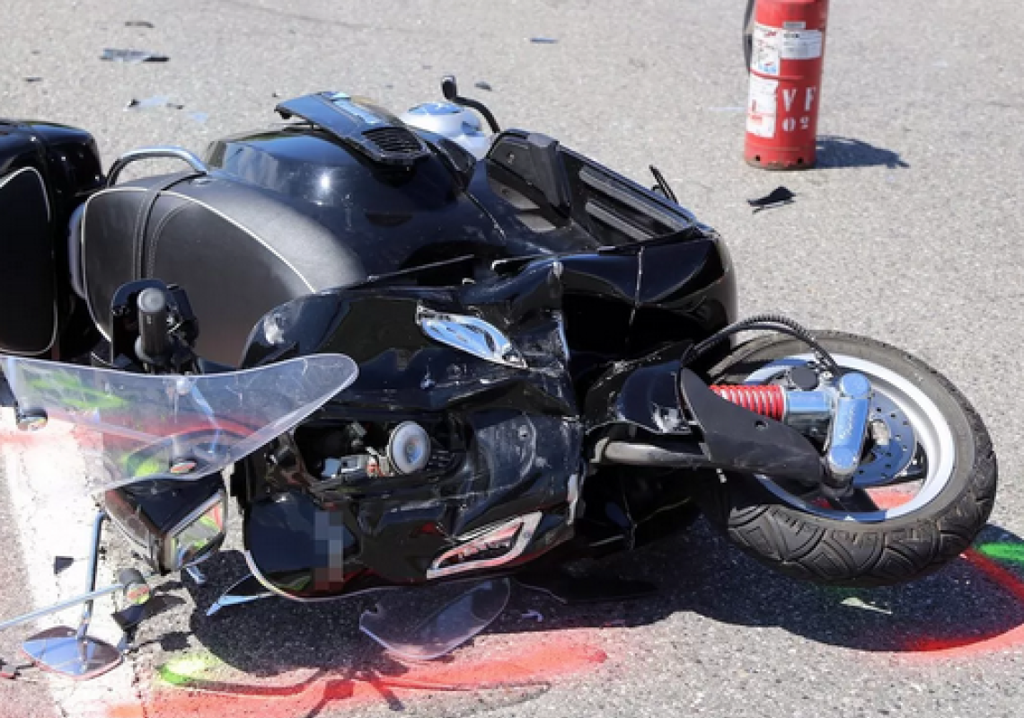 Scooter fuori controllo, grave un 16enne