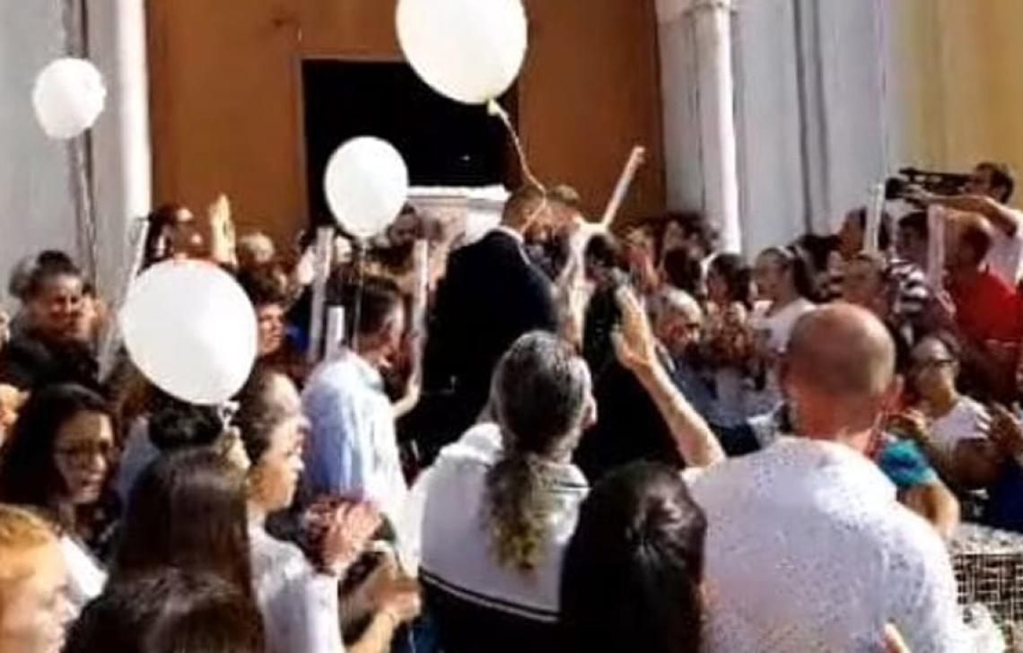 Palloncini bianchi per l'ultimo saluto al piccolo Davide