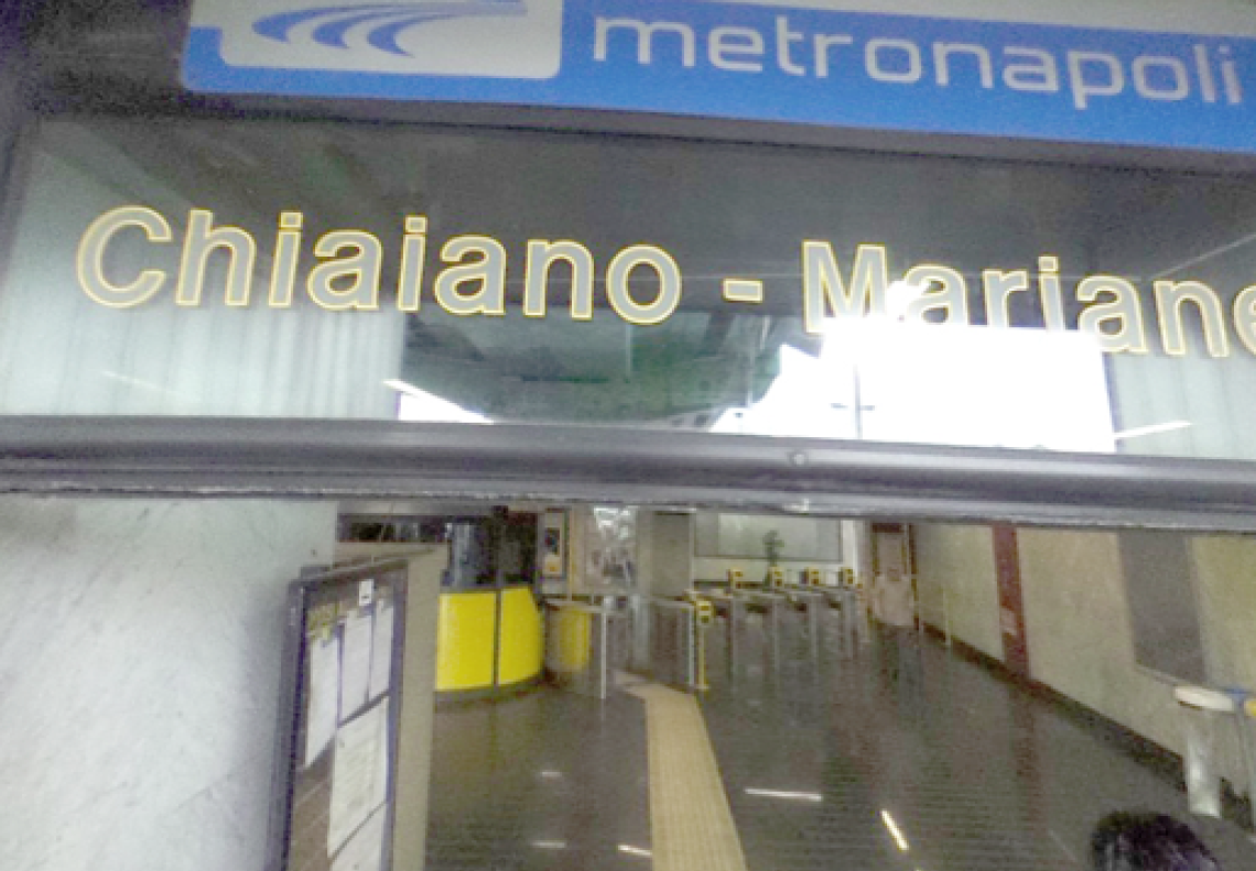 Scavalca i tornelli e picchia personale Anm