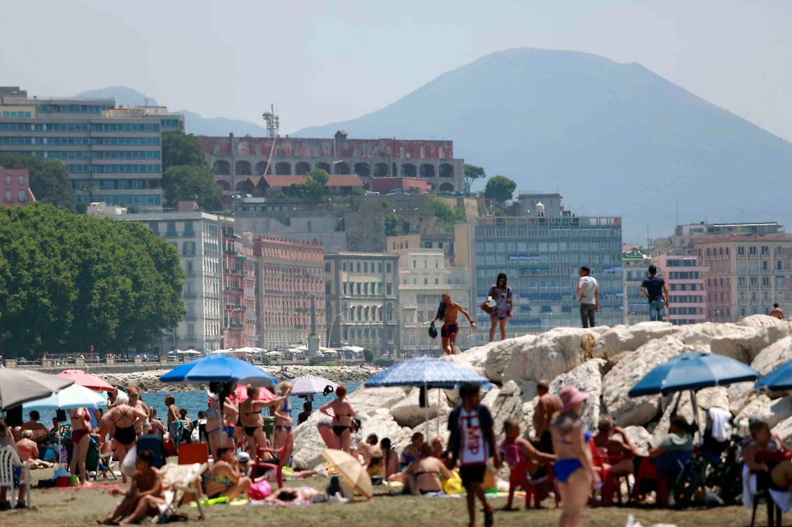 Fase 3 a Napoli, folla su spiagge libere e lidi
