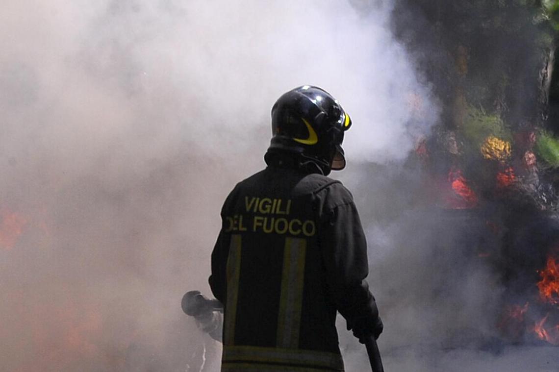 Notte di fuoco nel Salernitano: incendio nell'impianto di stoccaggio dei rifiuti 