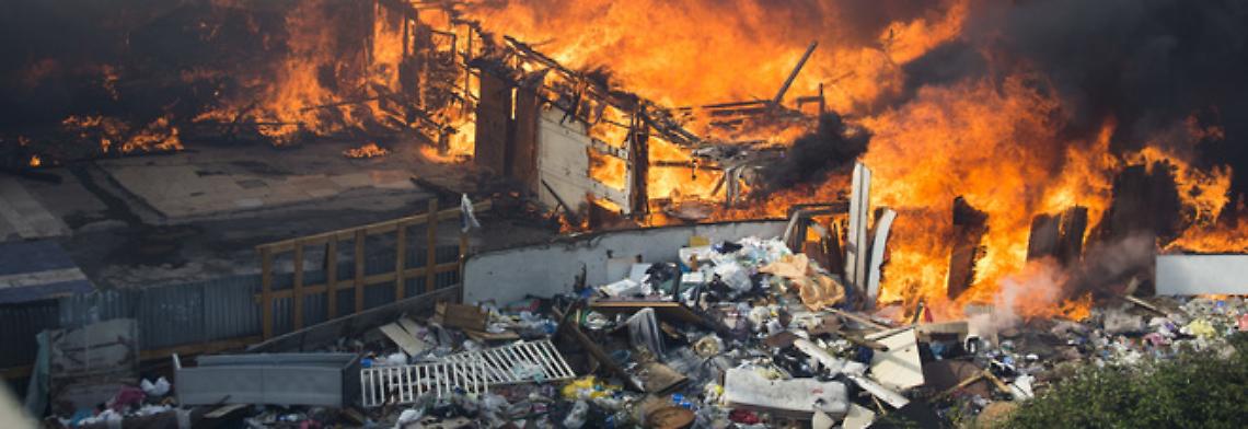 Incendio campo rom, i cittadini su Fb: pronti alle barricate