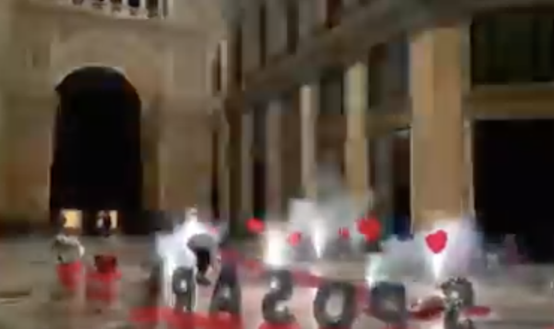 Fuochi d'artificio e musica per la proposta di matrimonio nella Galleria Umberto