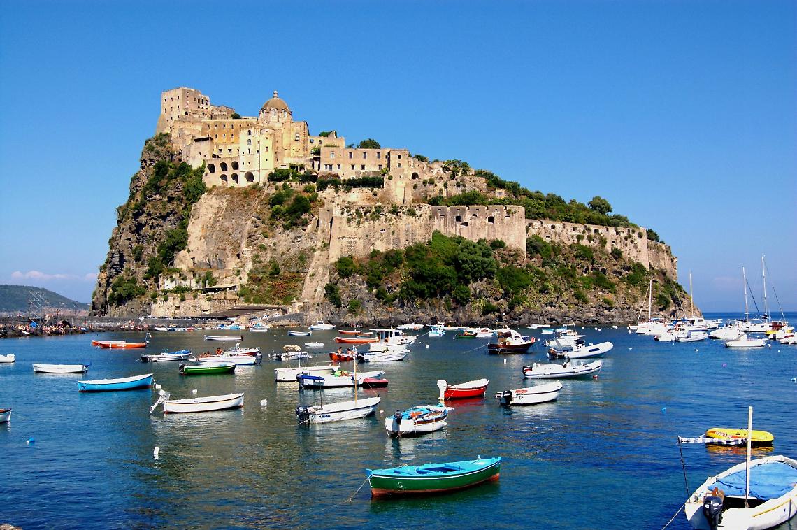 Covid, 3 nuovi casi a Ischia: chiusi 2 ristoranti e un market
