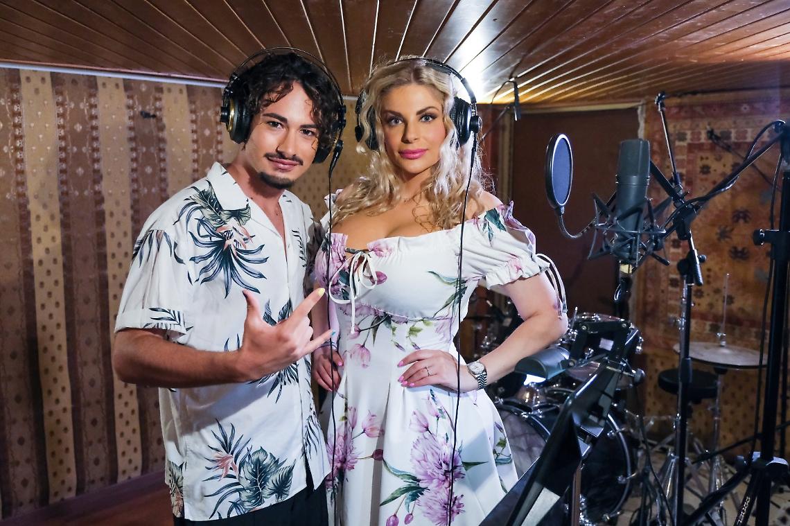 Francesca Cipriani canta con il neomelodico Sasy Pisanti