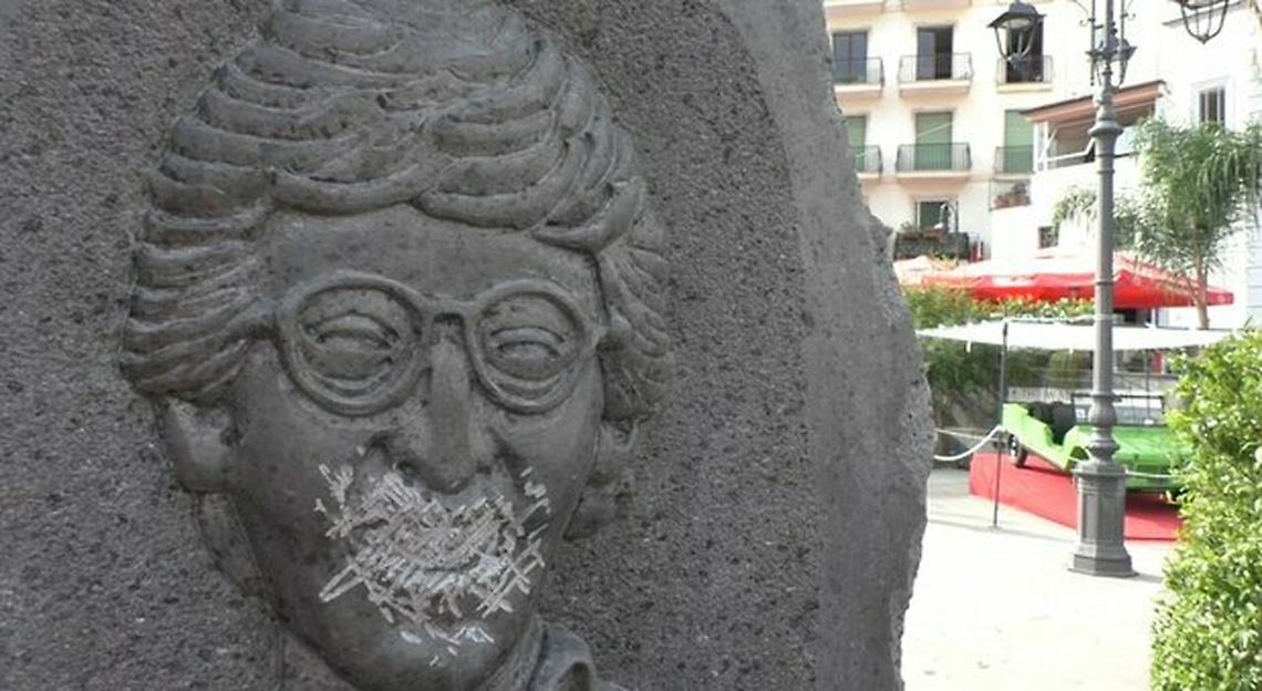 «Errore piazza Siani a Vico Equense», scoppia la polemica