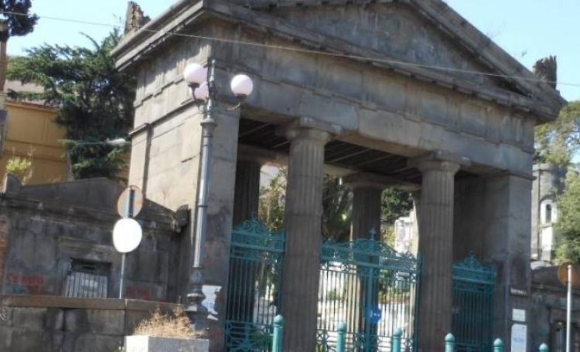 Divieti e cantieri, sempre più difficile arrivare al cimitero di Poggioreale