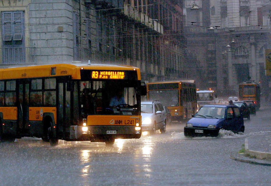 Allerta meteo, il sindaco Manfredi chiude le scuole