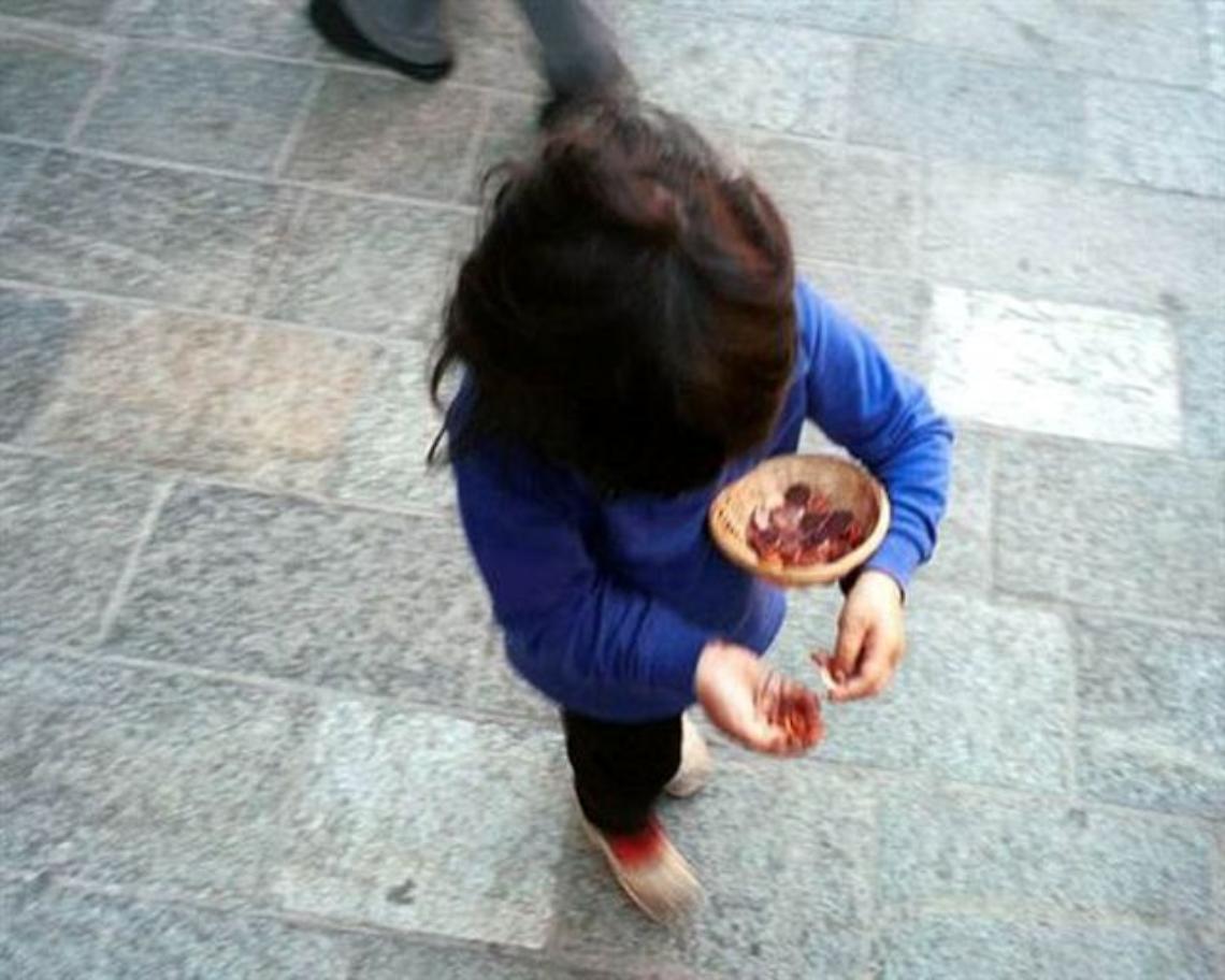 Chiede l'elemosina con i figli, donna denunciata a Chiaia