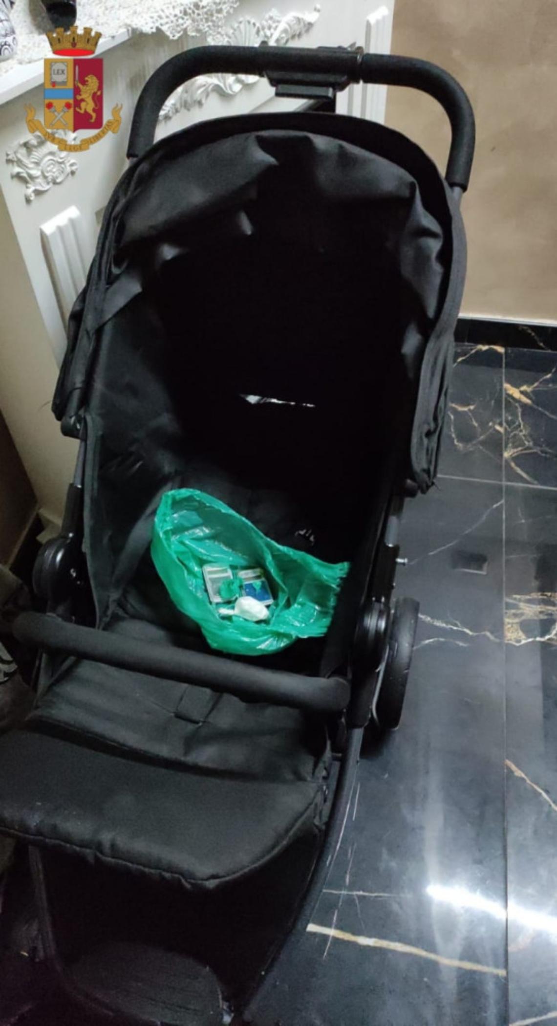 Nasconde droga nel passeggino del figlio, arrestata