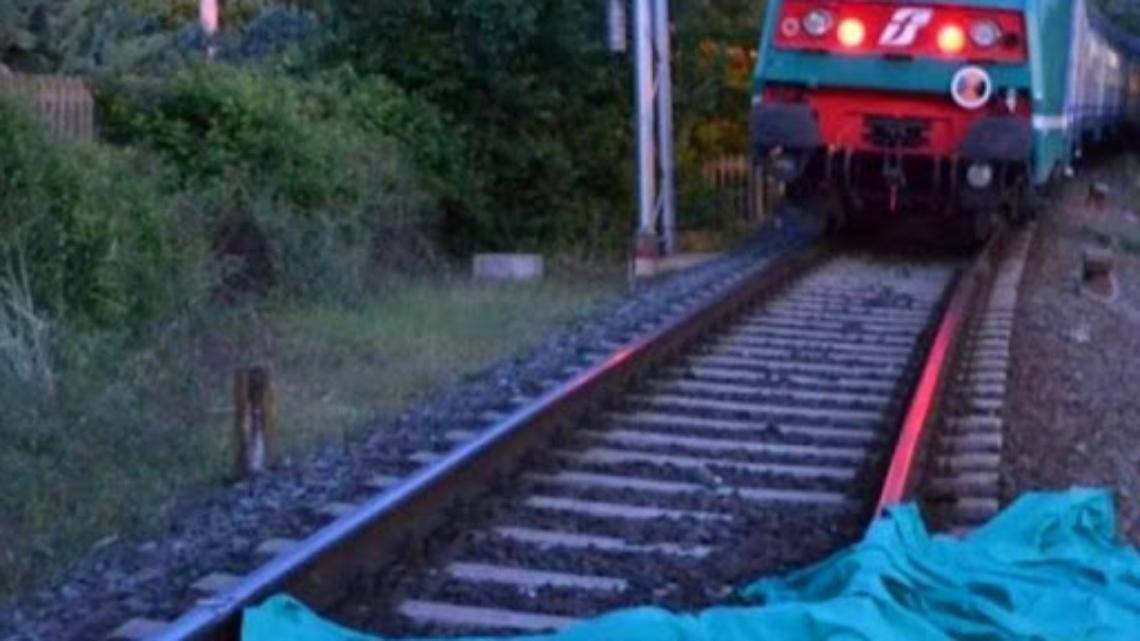 Cadavere sui binari a San Marcellino, è di un 18enne: ipotesi suicidio