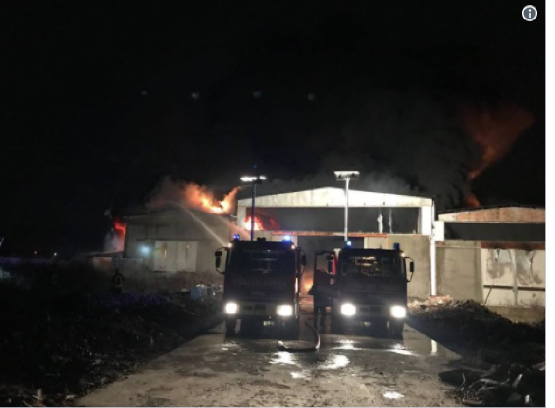Capannone in fiamme, rischio nube tossica