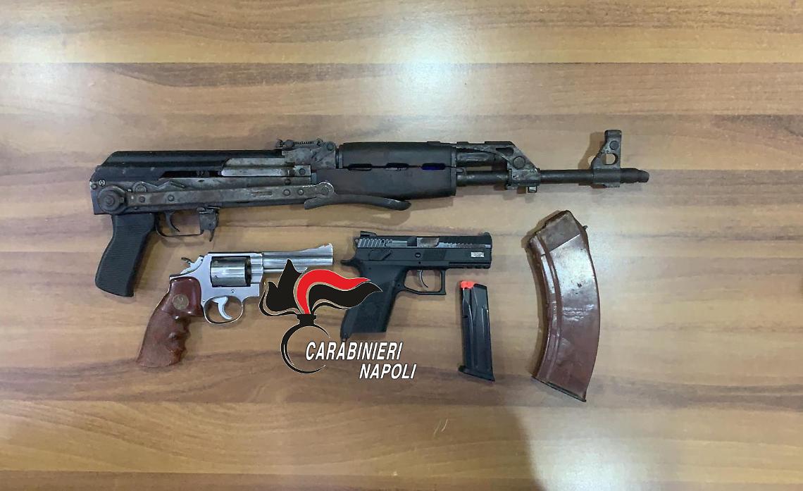 Scovate armi in un deposito, spunta anche un kalashnikov