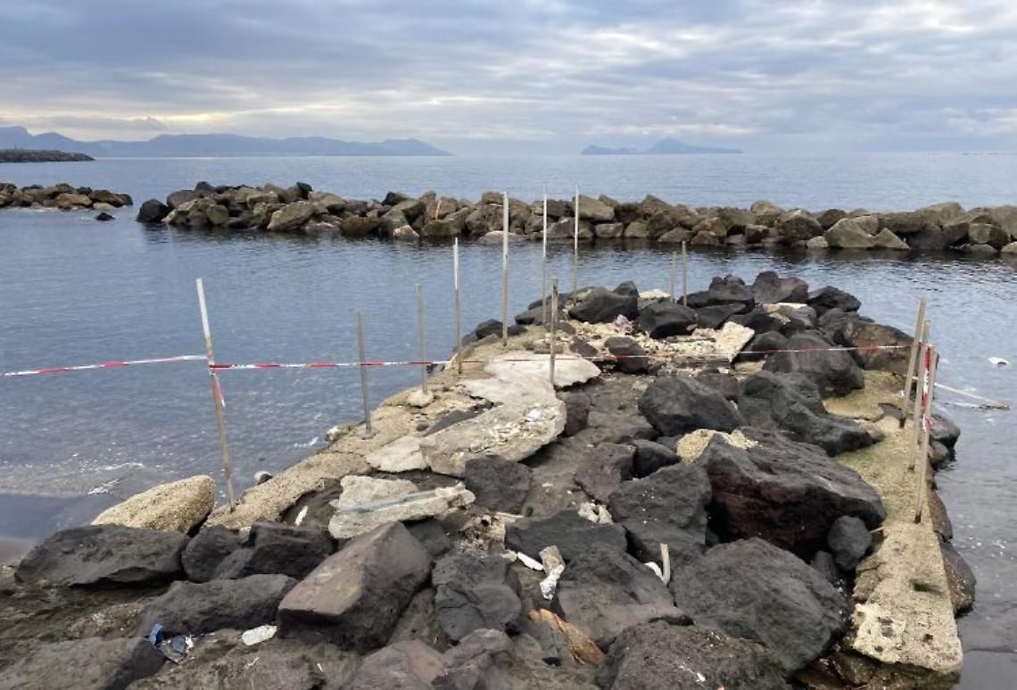 Bimbo annegato a Torre del Greco, mamma a soccorritori: vittima di una rapina