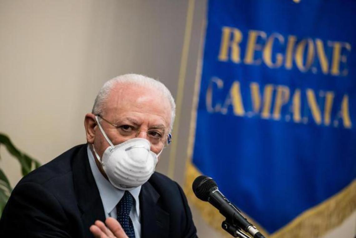 Scuola, De Luca: «Rinviare riapertura di 20-30 giorni per vaccinare studenti»