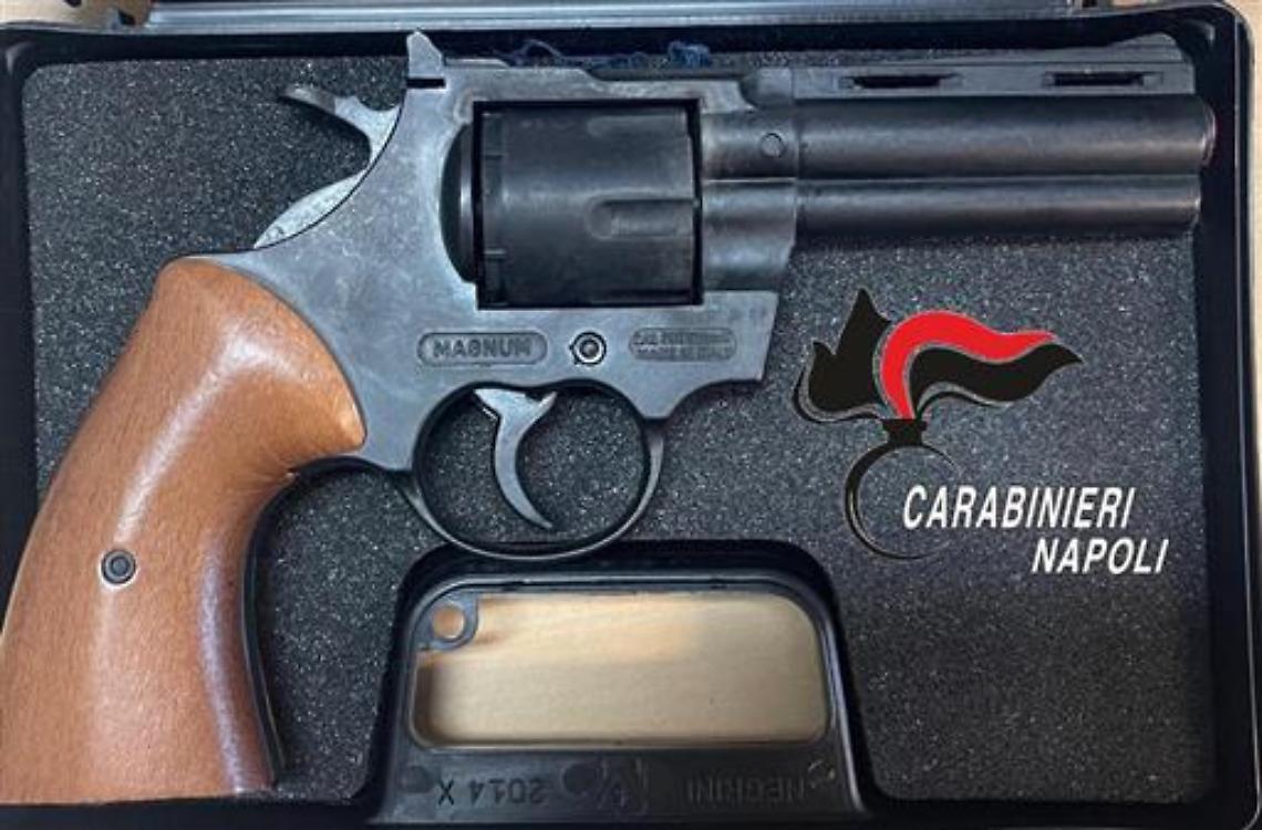 Videomessaggio di auguri con revolver, denunciato 22enne