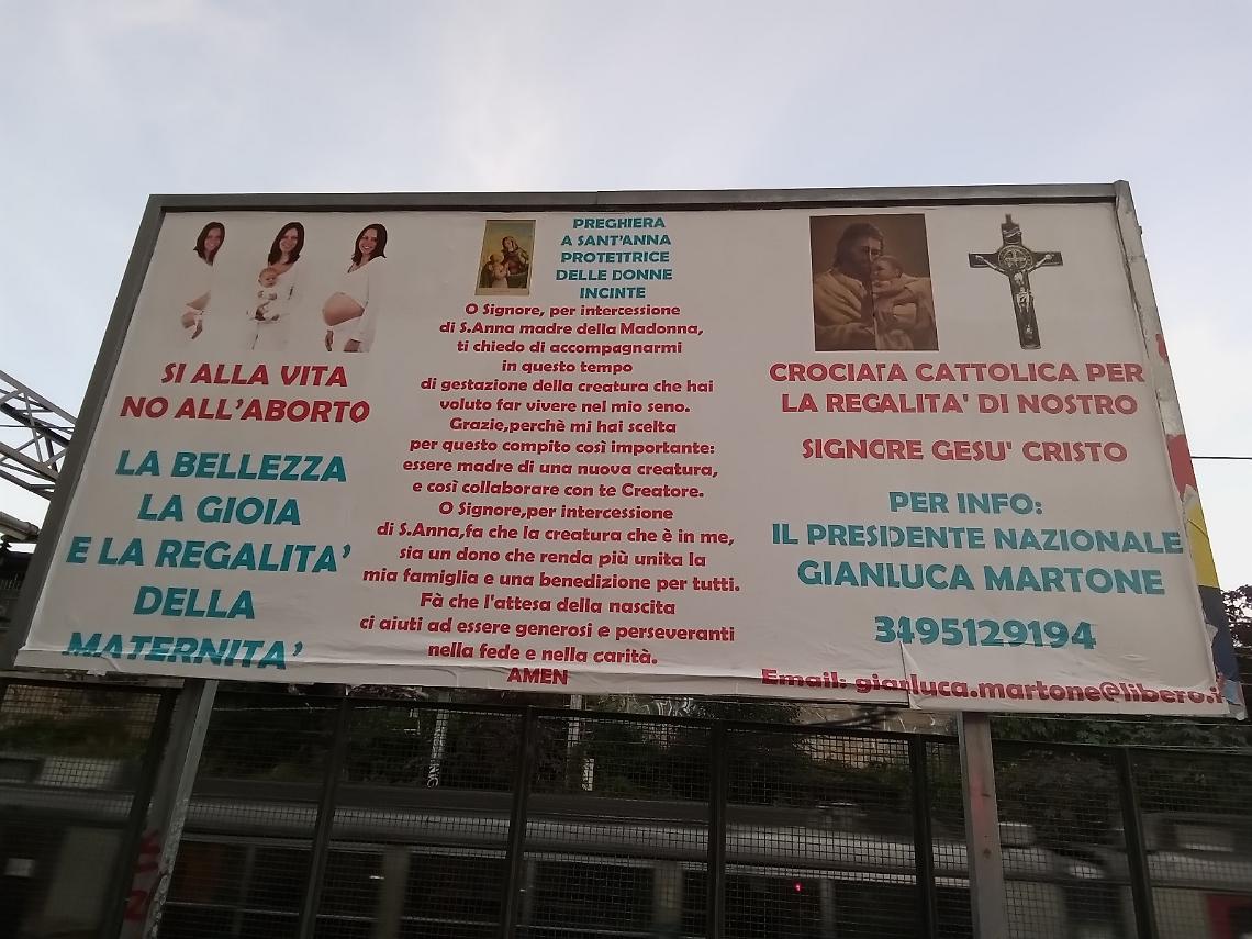 “Si alla vita, no all’aborto”, maxi-poster di Crociata Cattolica a Napoli