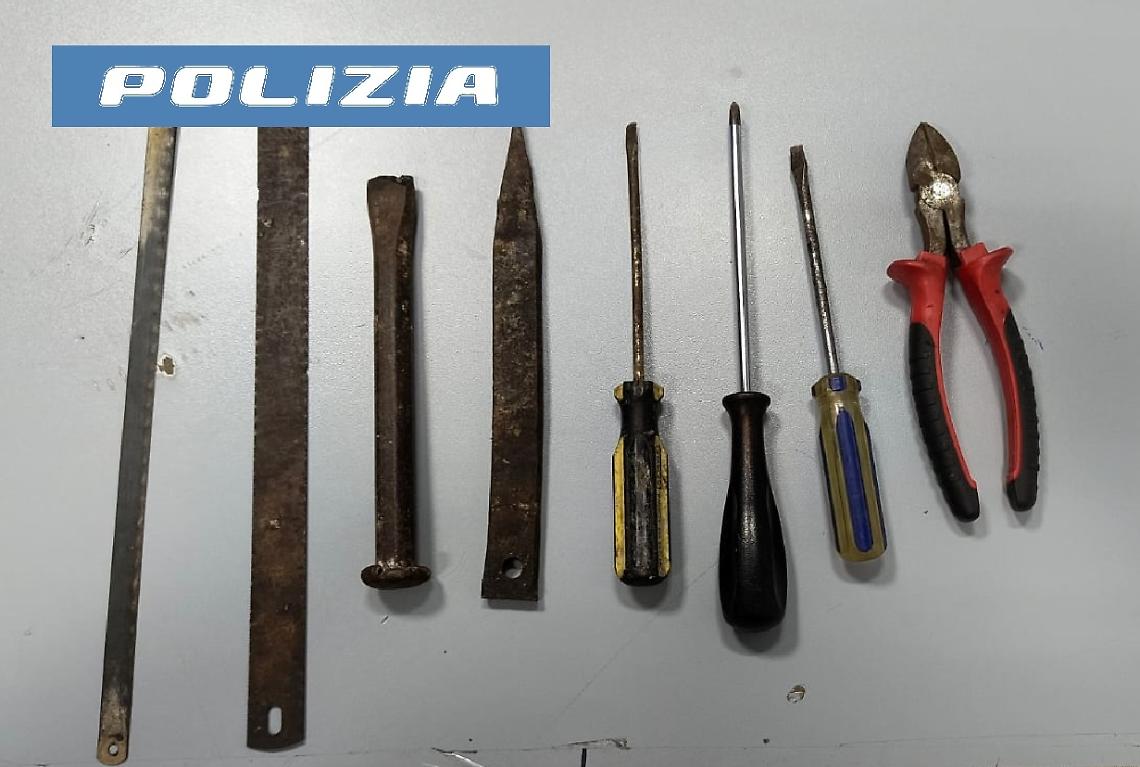 Porta Capuana, tenta di rubare un’auto: arrestato