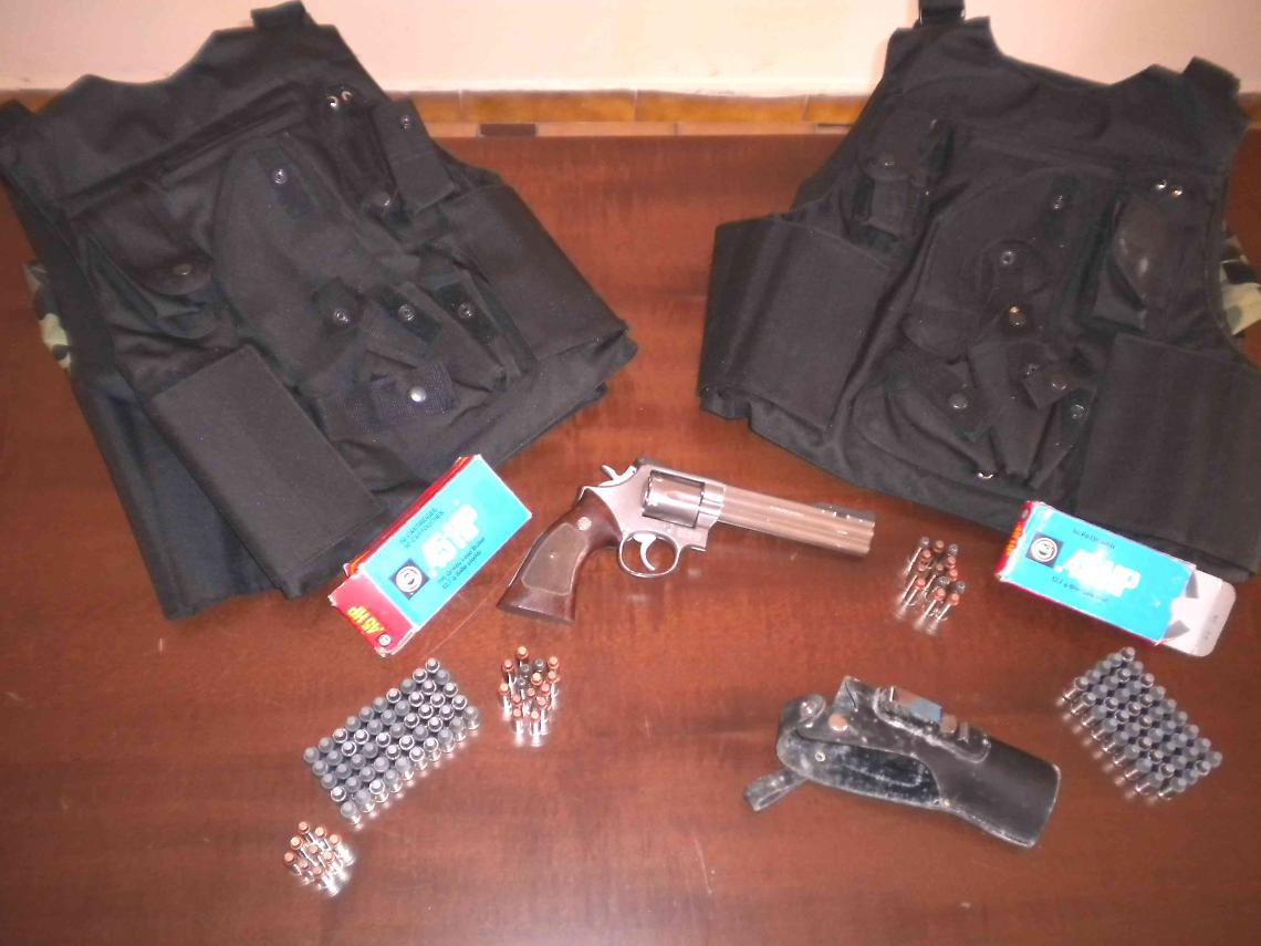Caivano, arsenale della camorra in un nascondiglio con apertura a comando