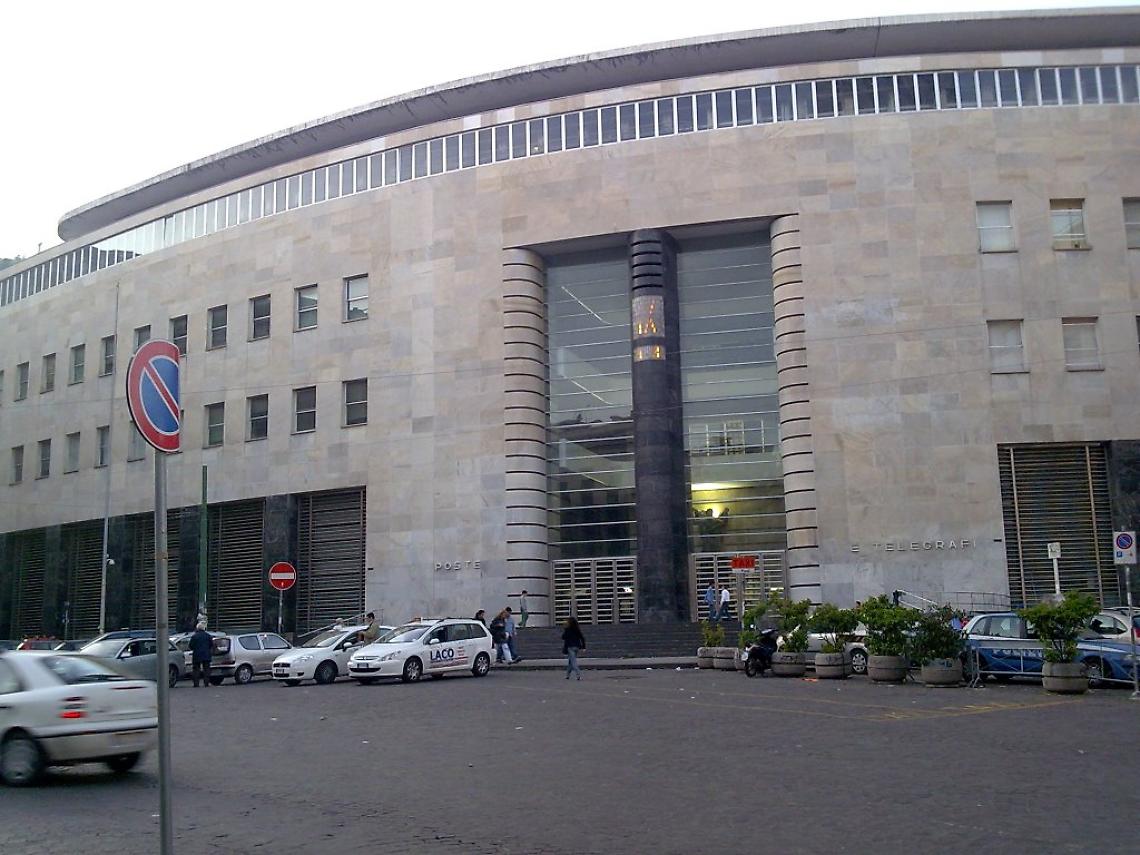 Bomba carta esplosa davanti alle poste: nessun ferito