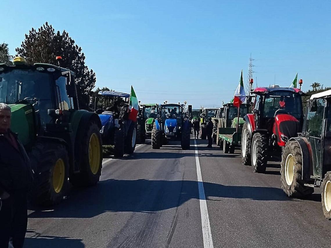 Protesta agricoltori, trattori in marcia nel Casertano
