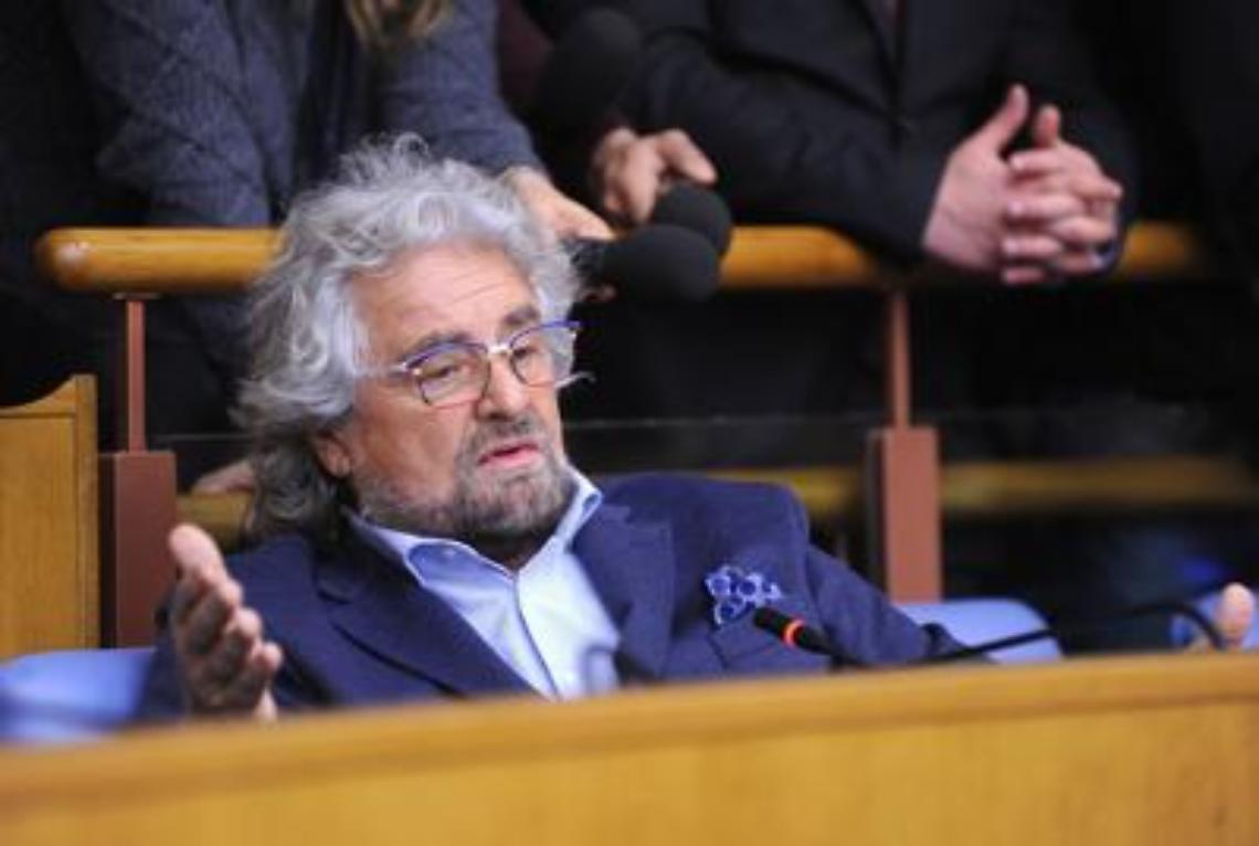 Crolla il reddito <br>di Grillo, Renzi dichiara oltre 100mila euro