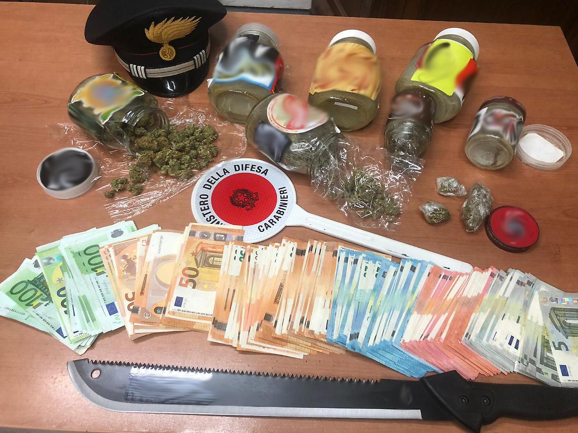 Droga e denaro in un appartamento a Chiaia, preso pusher della Napoli bene