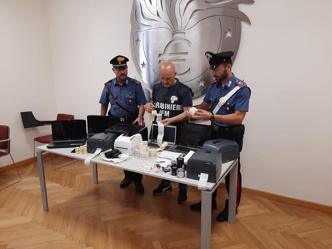 Marche da bollo e patenti false, scoperta la gang: 18 indagati, anche 3 avvocati