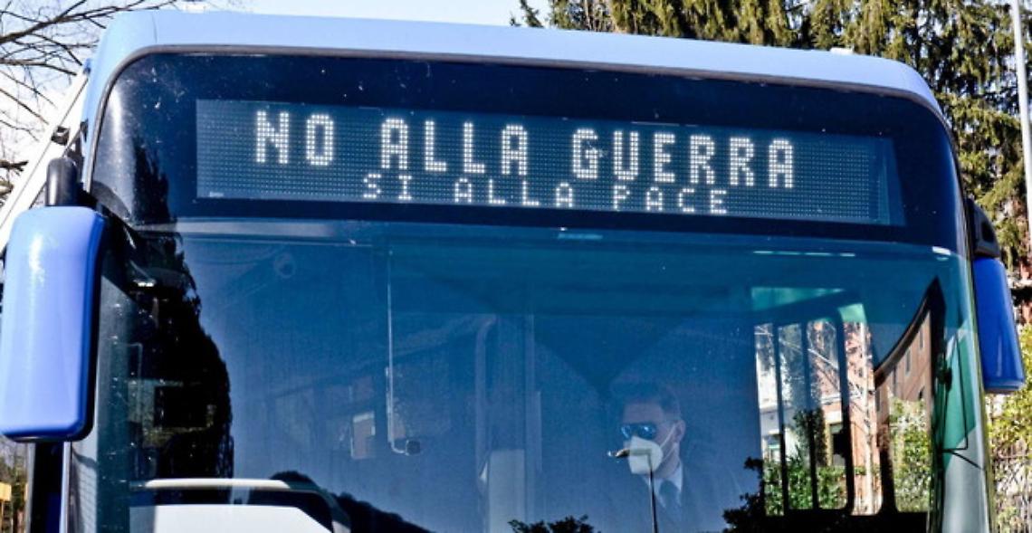Cercasi bus per portare donne e bambini in Italia: l'appello di un gruppo di volontari