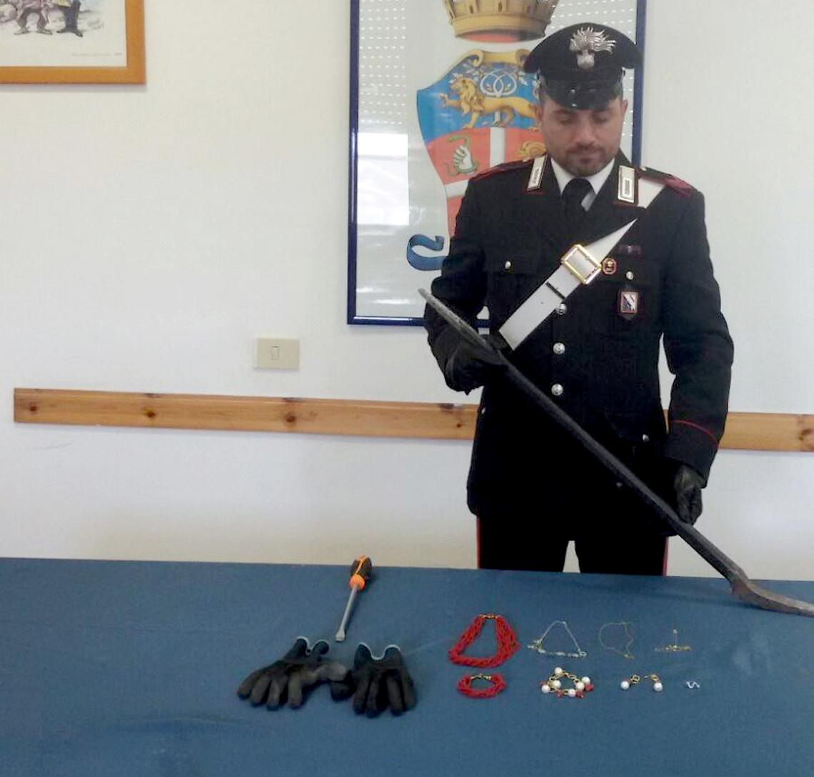 Rubano preziosi in un'abitazione a Torre del Greco: preso 16enne, caccia ai complici
