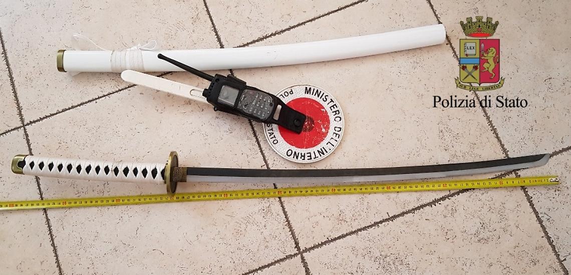 Ischia, polizia ferma giovane con hashish e katana