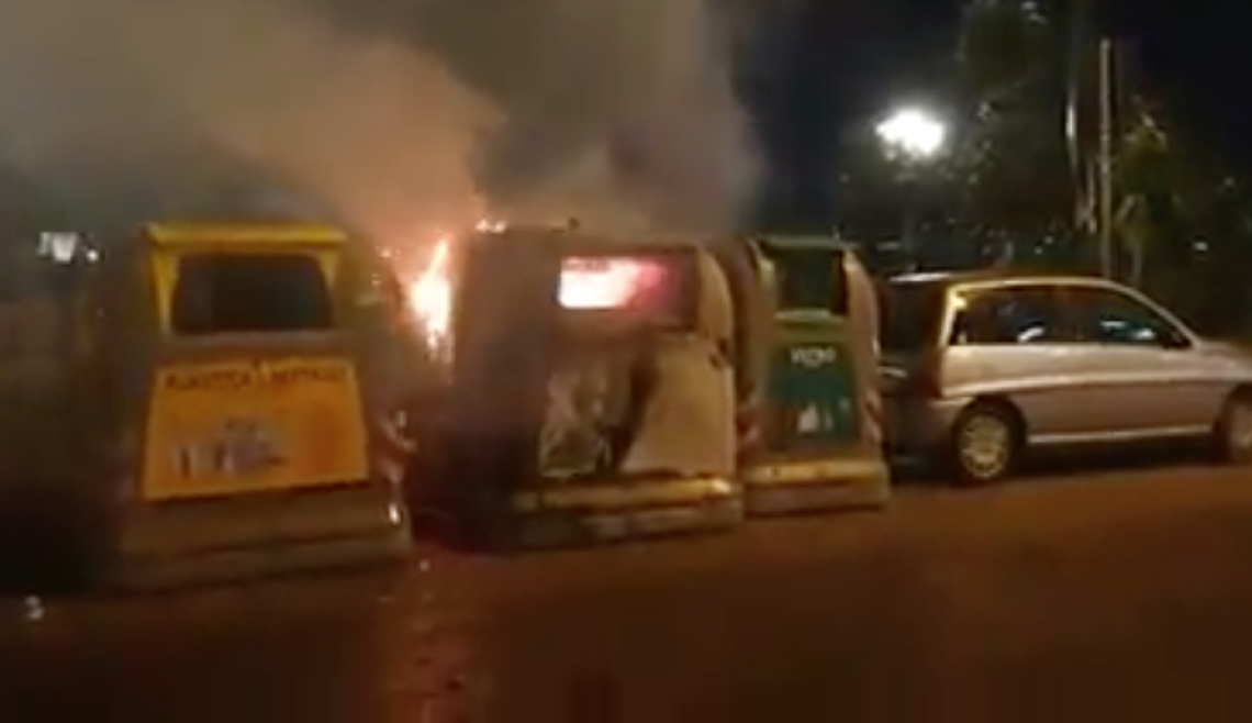 Ancora un rogo di cassonetti, fumo nero a piazza Plebiscito