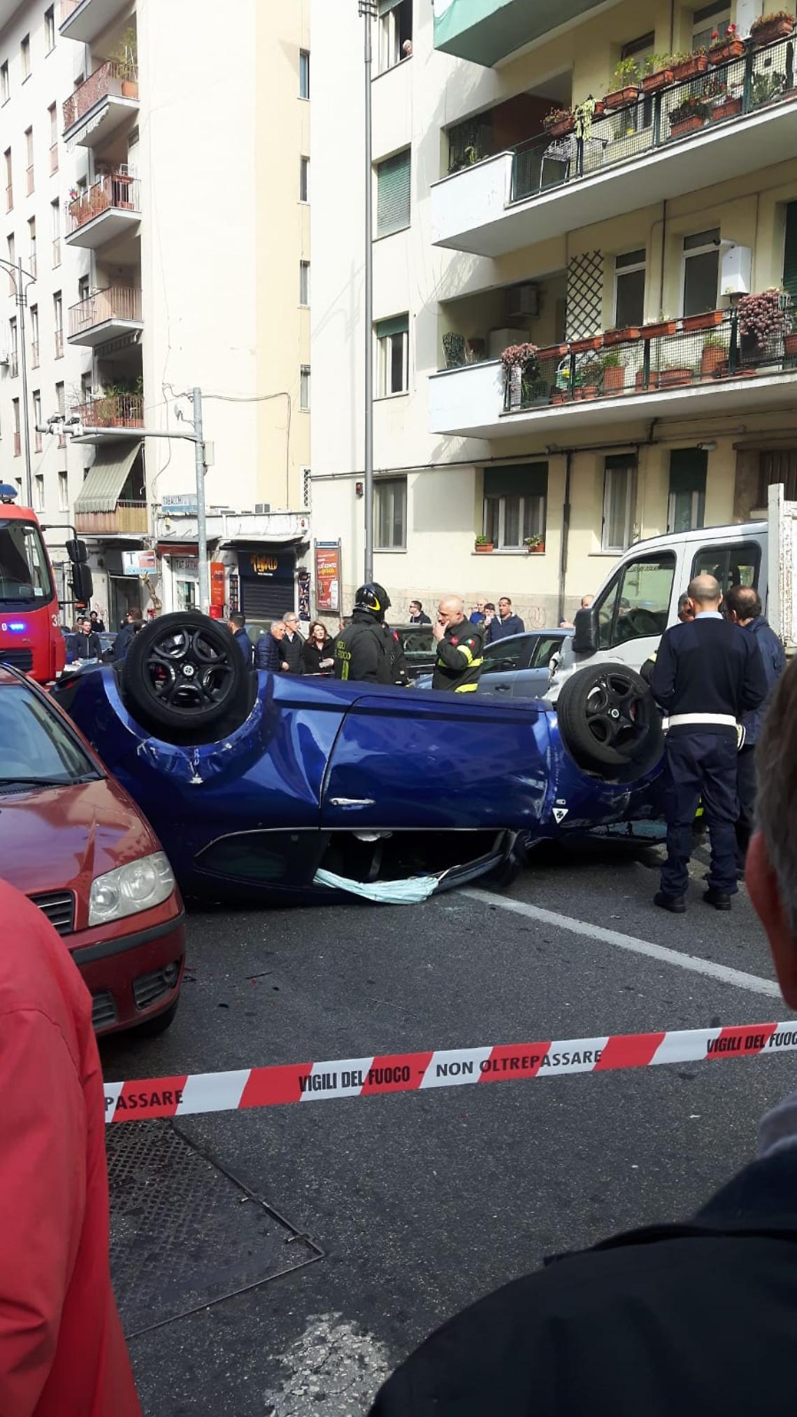 Schianto in via Cilea, l'auto si ribalta: traffico in tilt