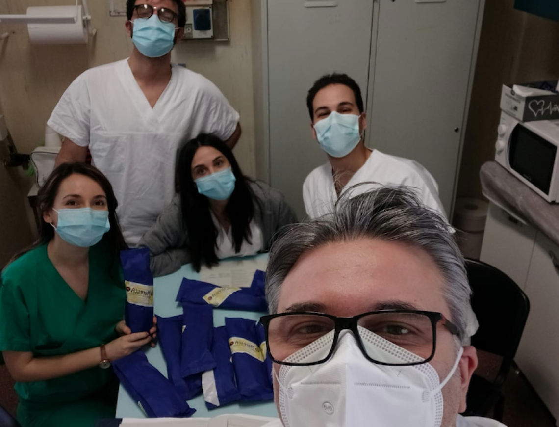 Guarito dal Covid ringrazia medici e infermieri del II Policlinico con i "Biscotti di Castellammare"