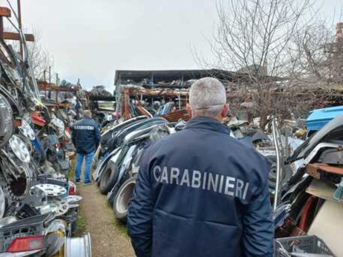 Sequestrata discarica illegale a Napoli, cinque denunciati