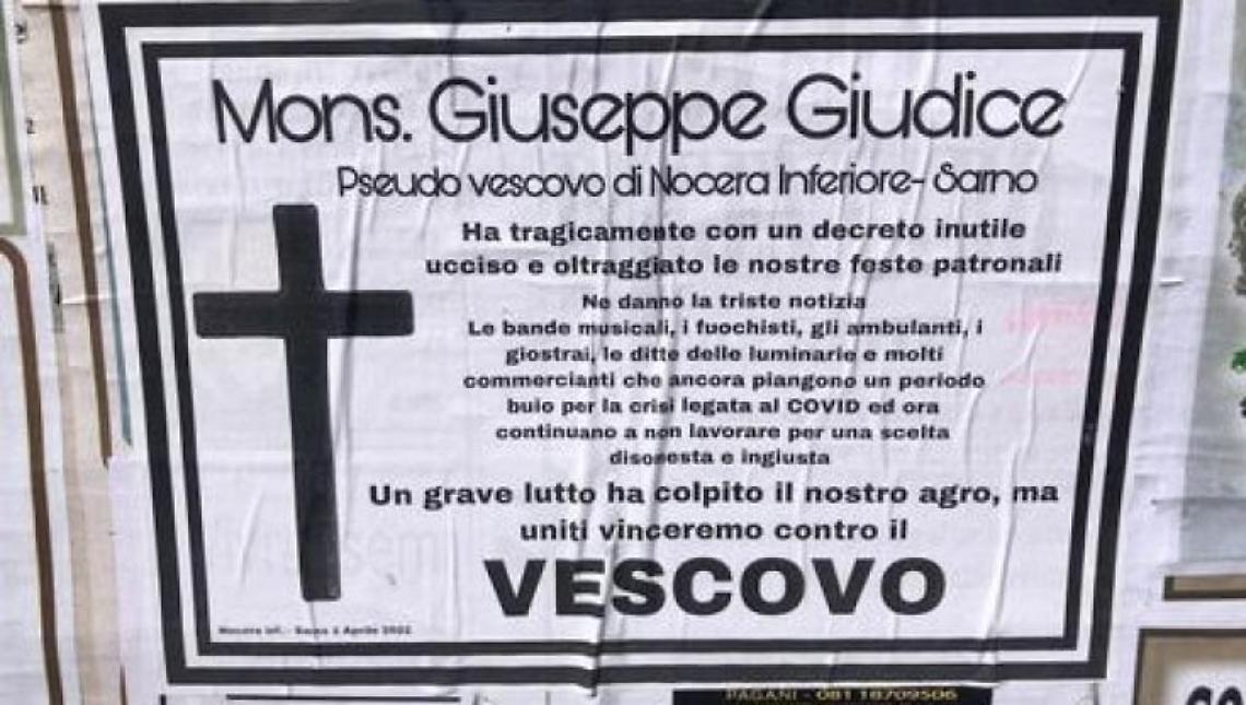 Stop a processioni per Pasqua, manifesti funebri per il vescovo