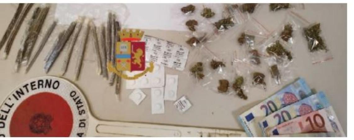 Pusher bloccato mentre consegna la droga