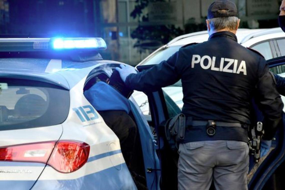 Spari contro il negozio, preso l’autore