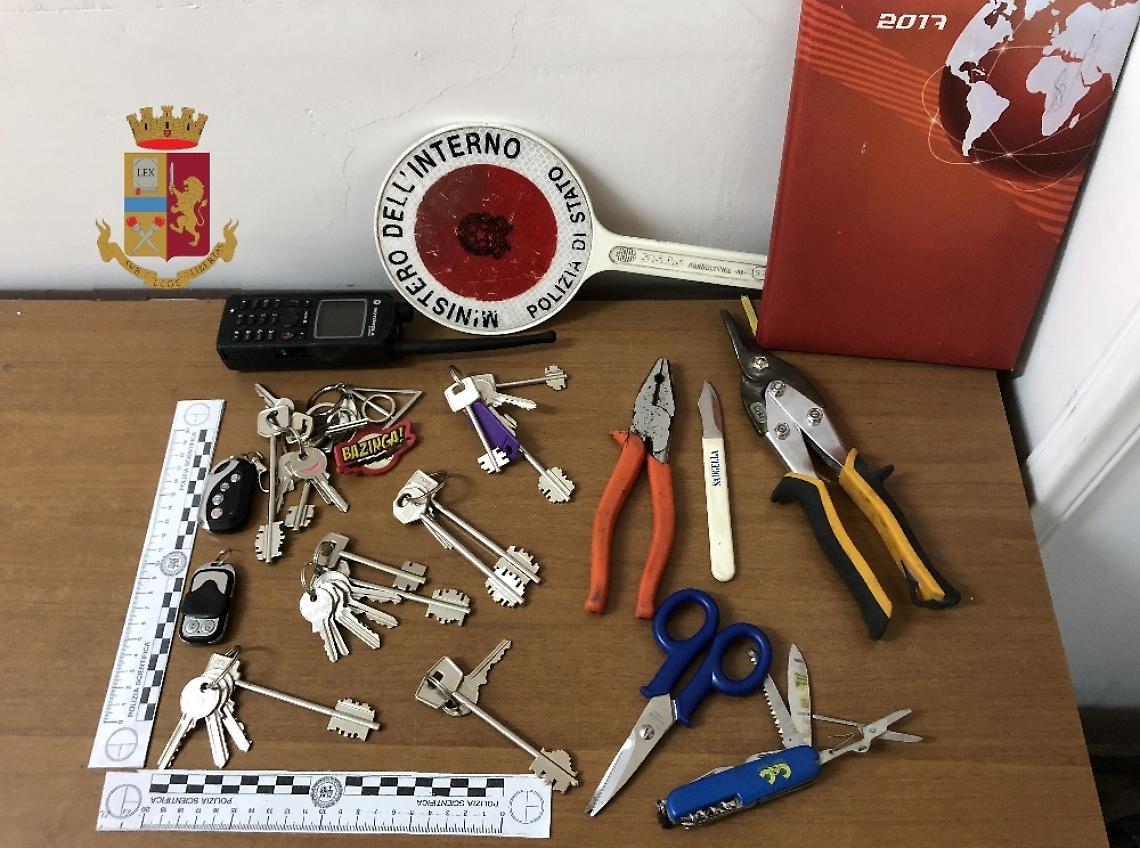 Sorpresi con sei mazzi di chiavi di appartamenti, in due nei guai