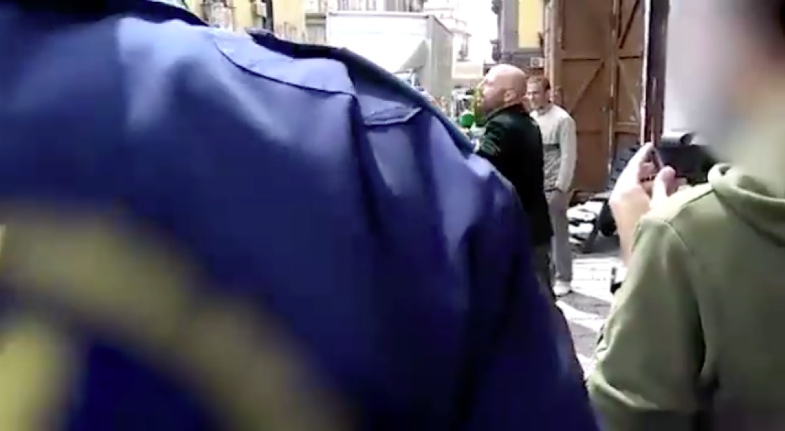 «Luca Abete preso a schiaffi da un parcheggiatore abusivo»
