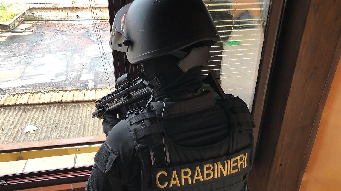 Uccide la madre e si barrica in casa, catturato vivo