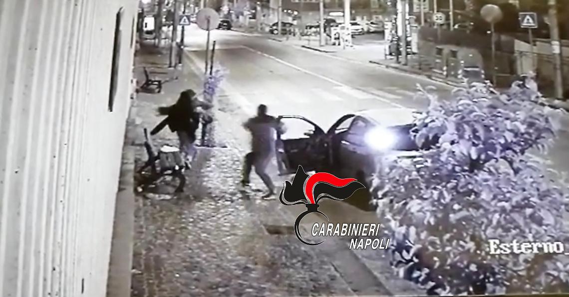 Scaraventa a terra due ragazze per rubare una borsa, preso
