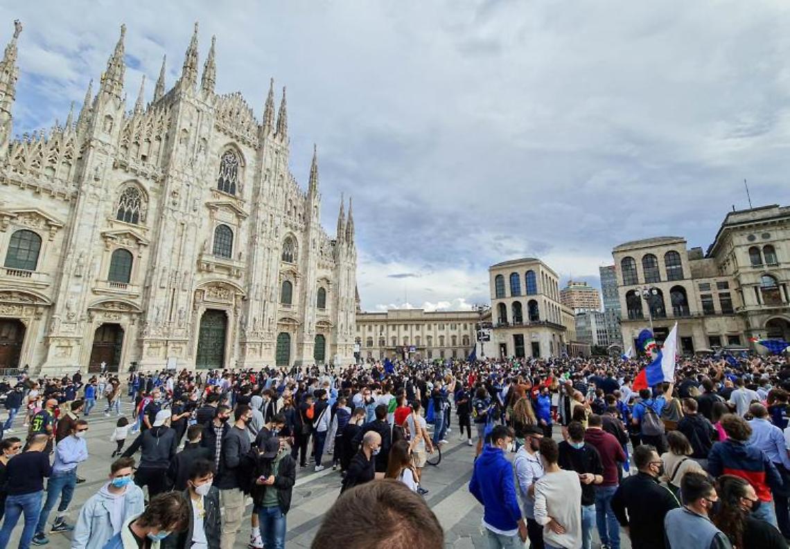 Tifosi Inter al Duomo, allarme virologi: «Rischio contagi»