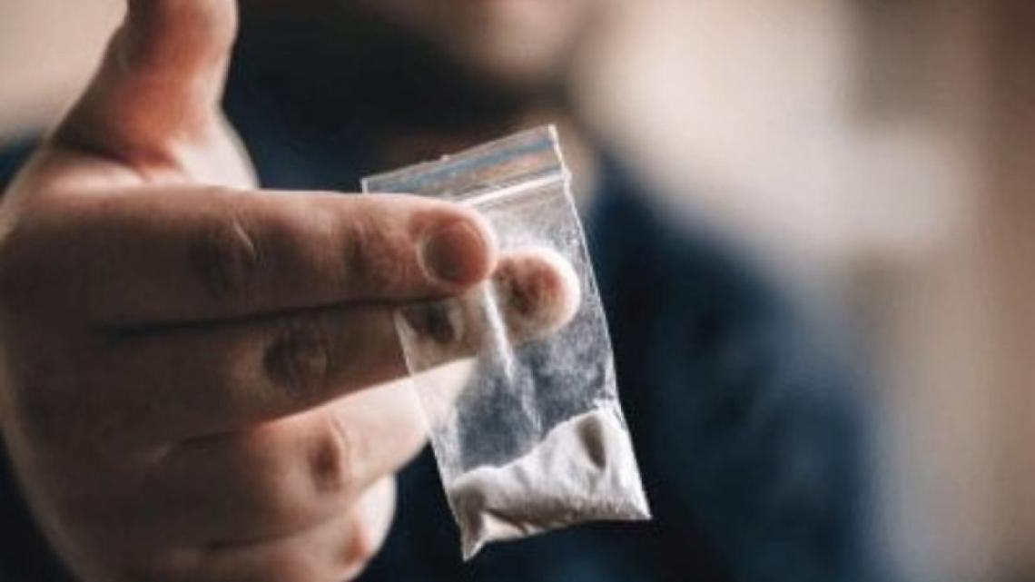 Spaccia droga con bimbo di 10 anni, arrestato