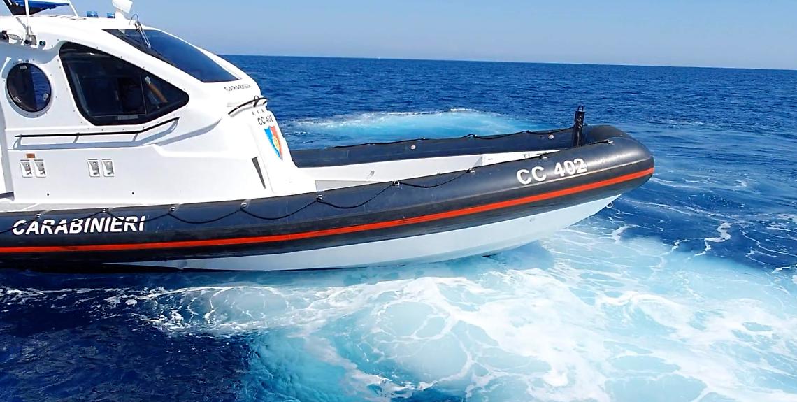 Col tender nella grotta azzura Capri, denunciato turista 