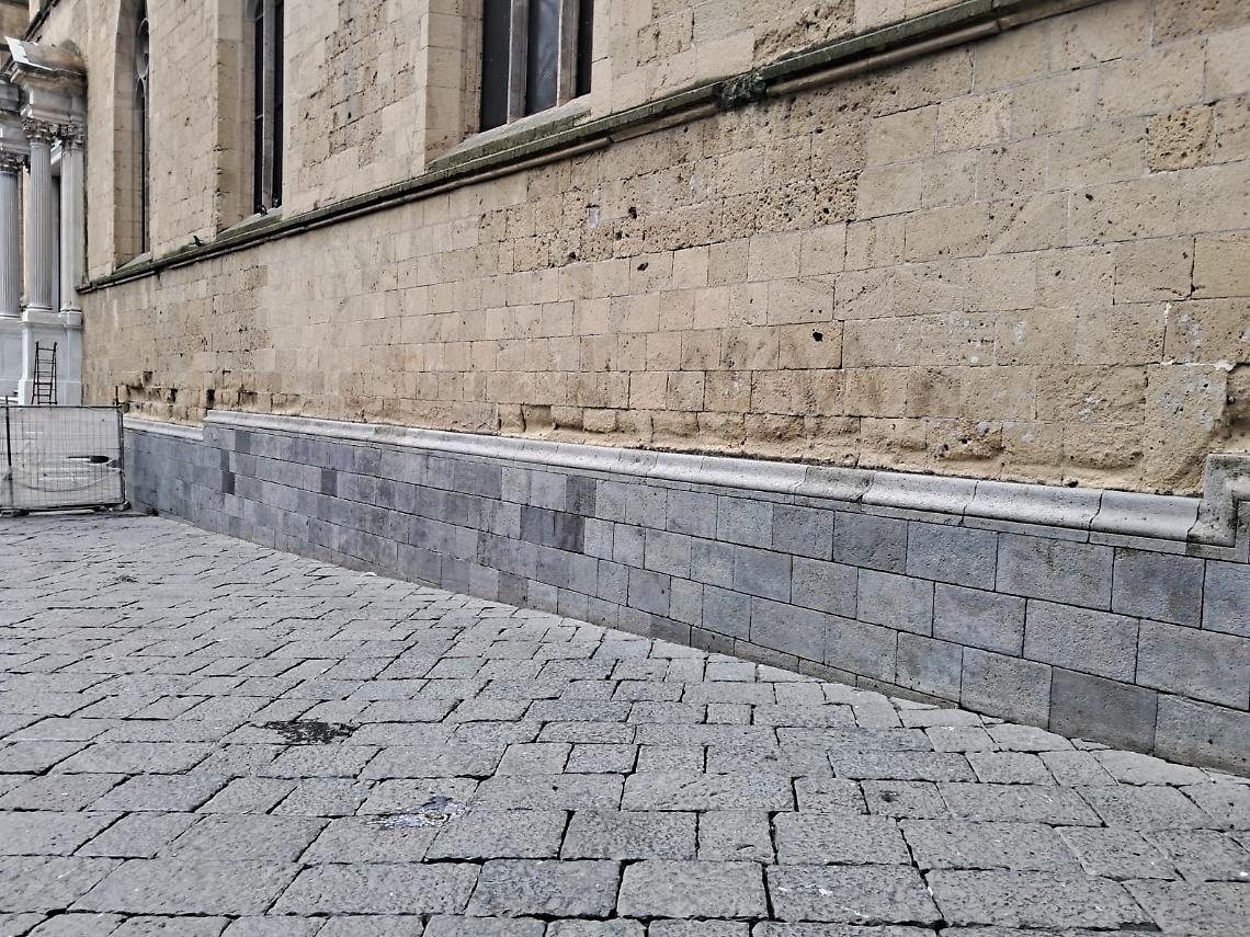 Restaurata e ripulita la scala laterale della chiesa di Santa Chiara